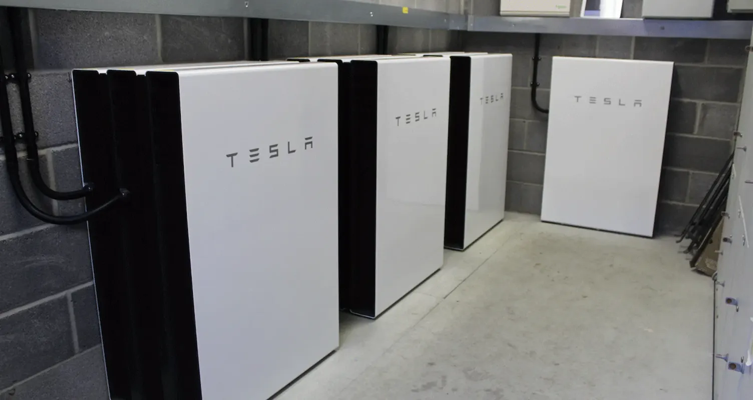 Schermata di un'app che mostra i dati di una batteria di accumulo.