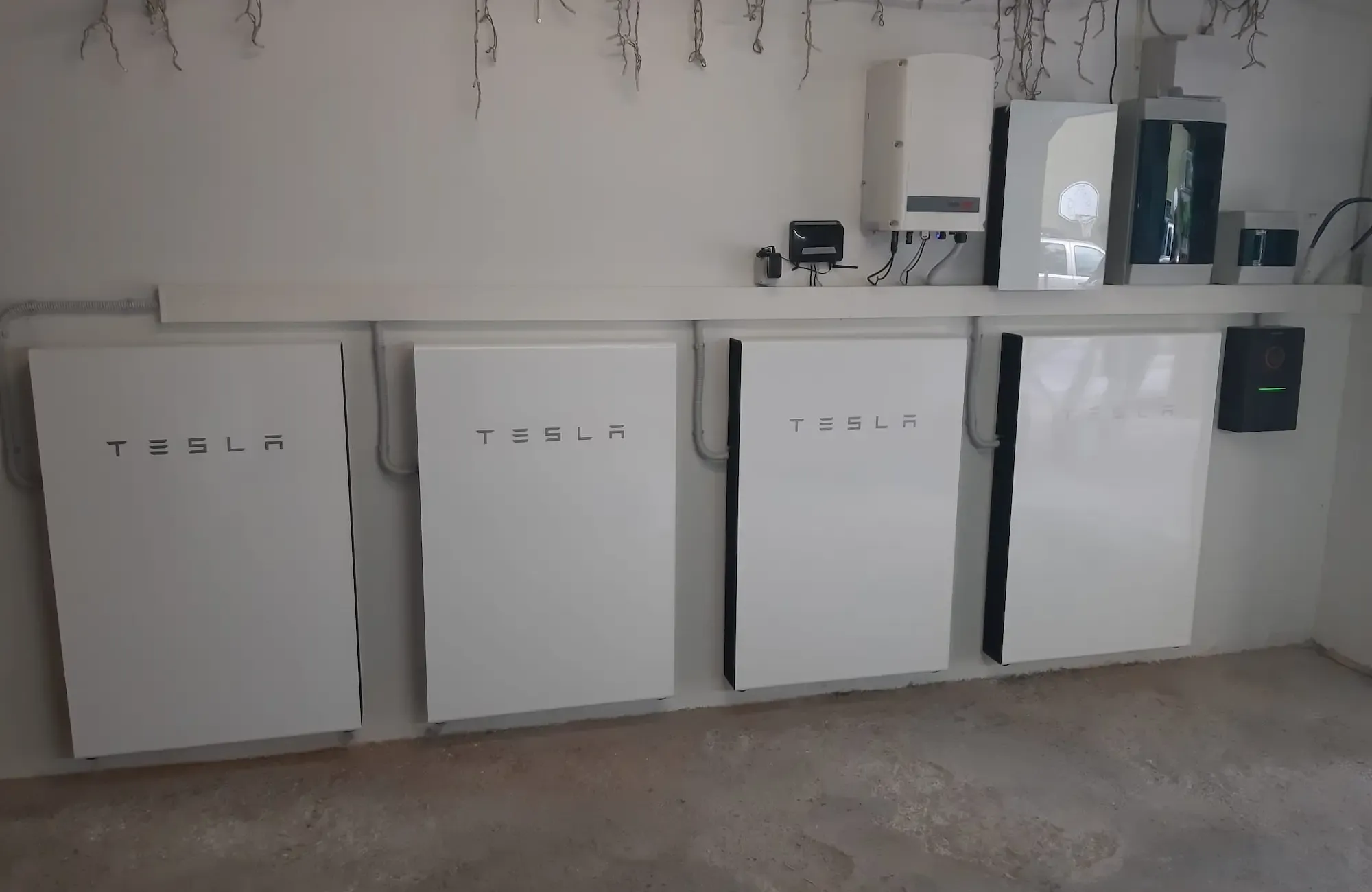 Icona di una batteria di accumulo con il simbolo del 50%.