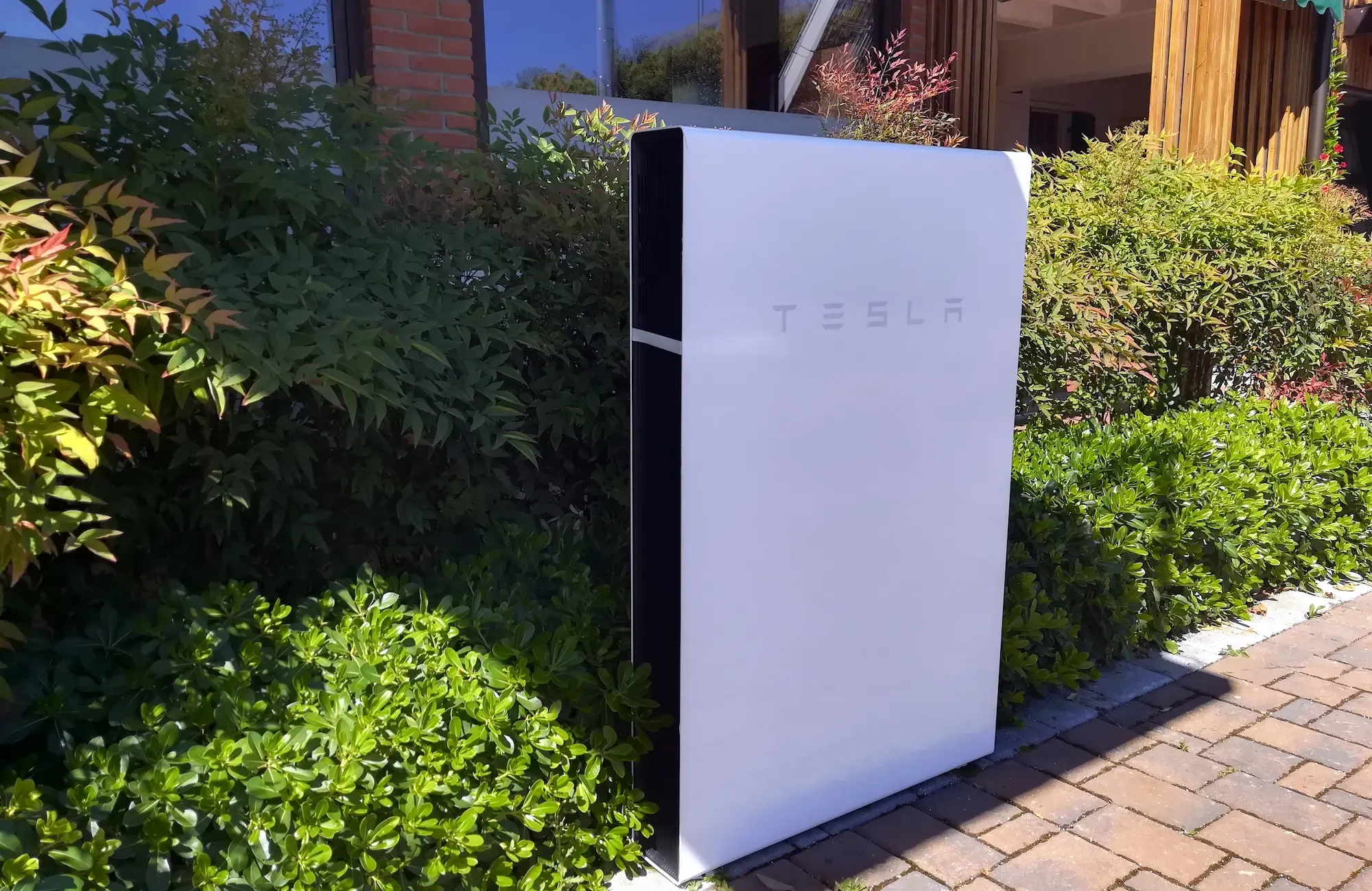 Illustrazione di una casa che di giorno carica una batteria e di notte la usa.