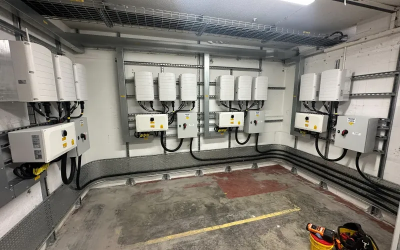 Una casa con impianto fotovoltaico e una freccia verde che sale, a simboleggiare l'aumento del valore immobiliare.