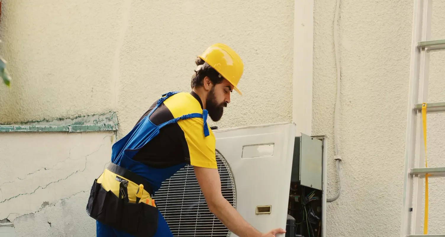 Tecnici che collegano l'unità esterna di una pompa di calore.