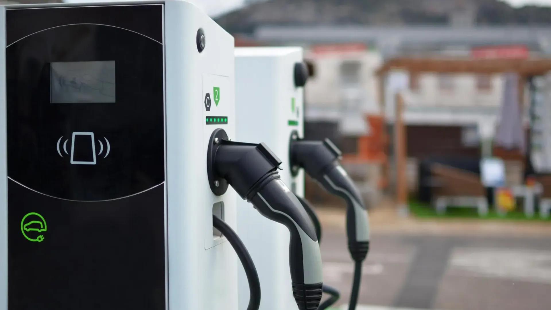 Moderna wallbox per la ricarica di un'auto elettrica installata nel garage di casa.