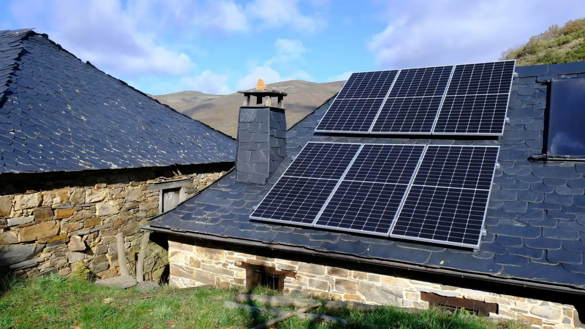 Pannelli fotovoltaici installati sul tetto di una casa per ridurre i costi delle bollette.