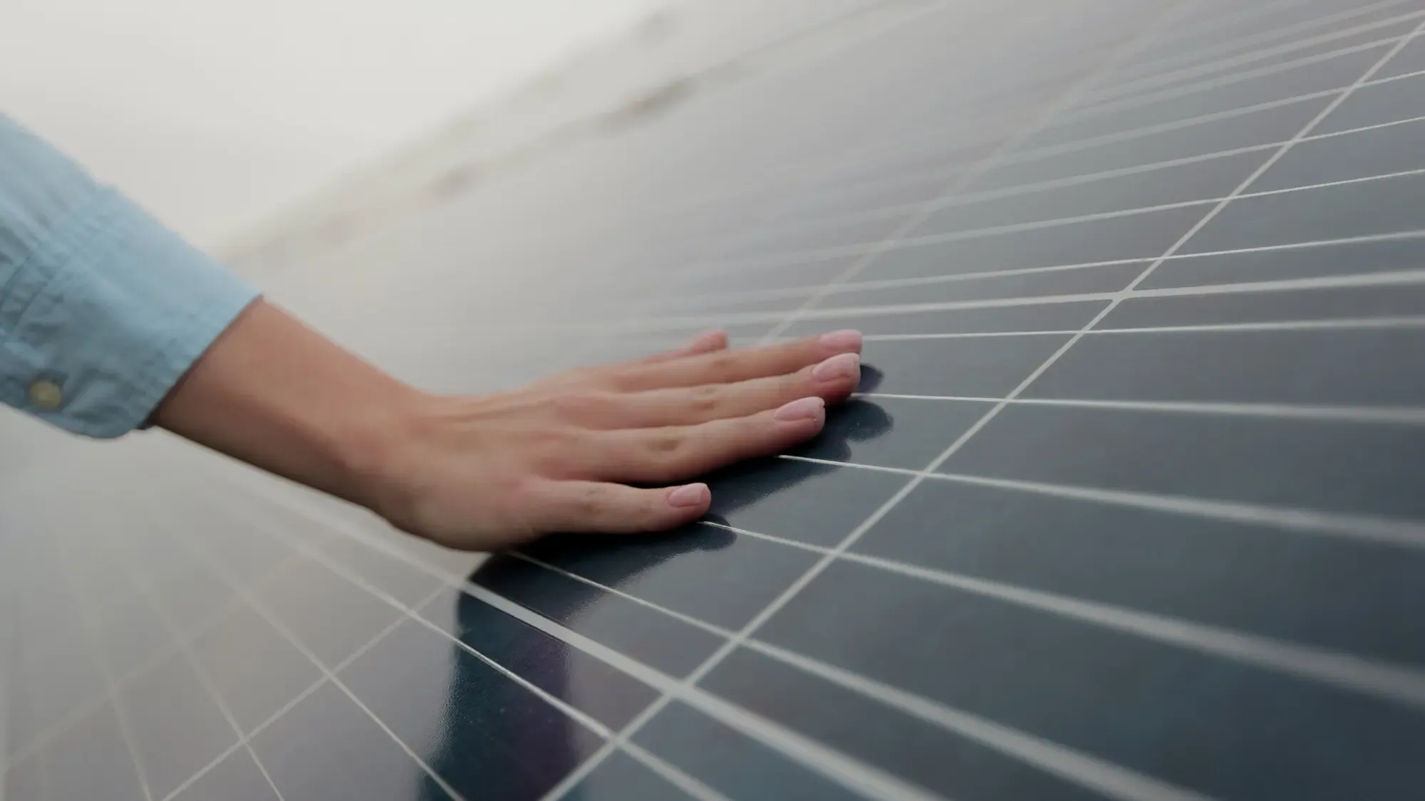 Ingegnere che esegue un controllo di manutenzione su un impianto fotovoltaico con un tablet.