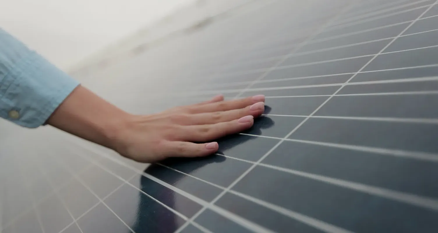Ingegnere che esegue un controllo di manutenzione su un impianto fotovoltaico con un tablet.