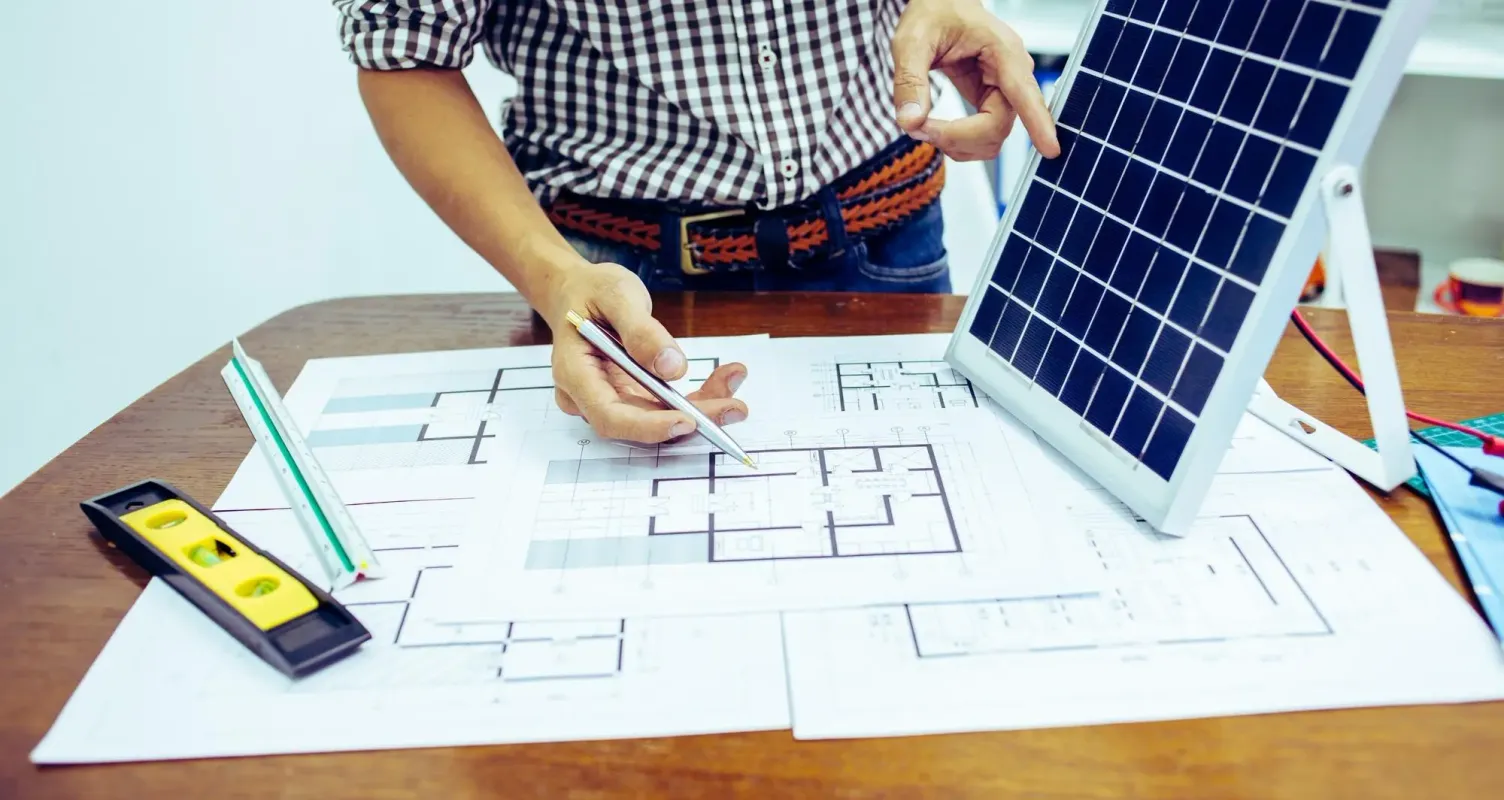 Ingegnere che lavora al computer su un progetto CAD di un impianto energetico.