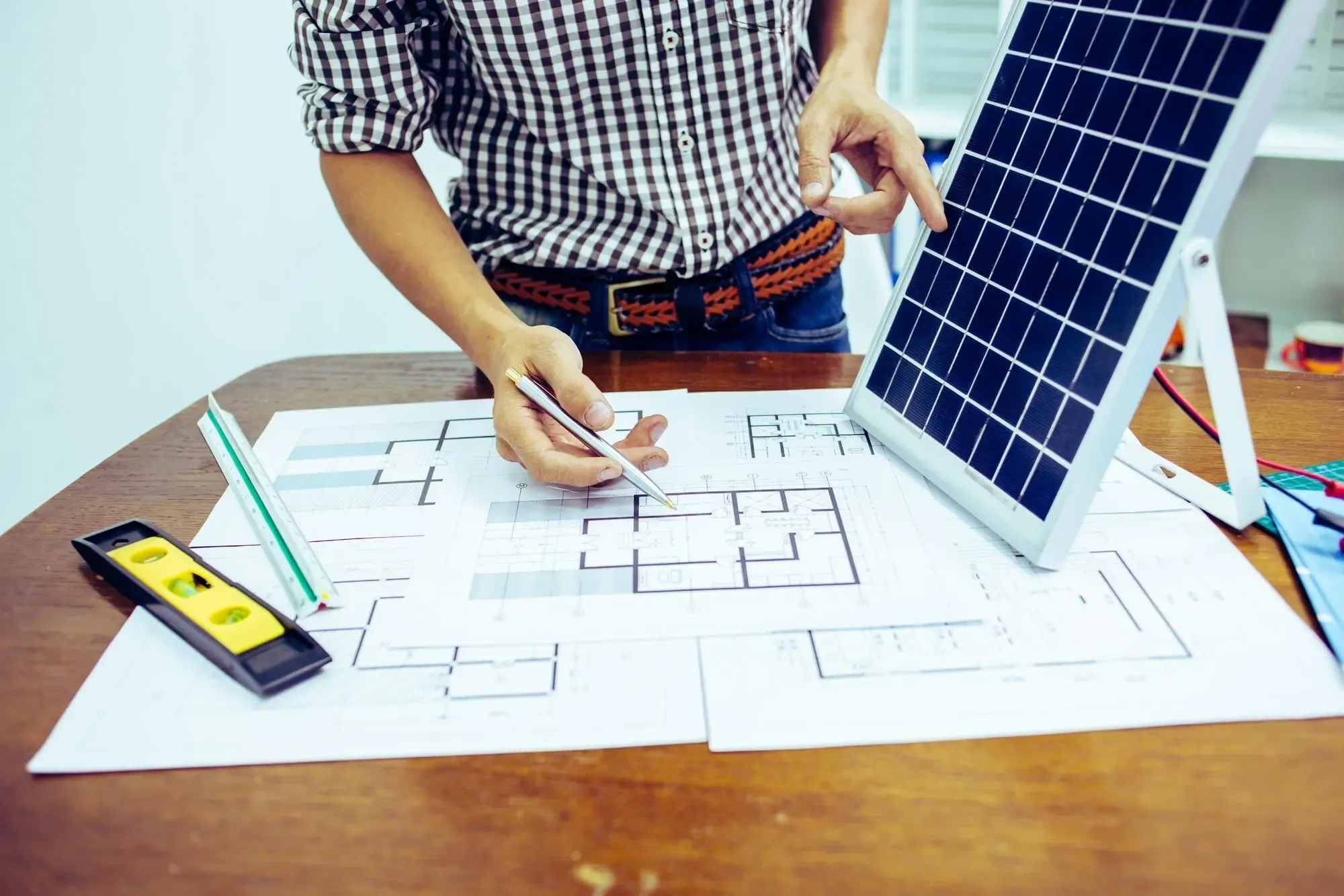 Ingegnere che lavora al computer su un progetto CAD di un impianto energetico.