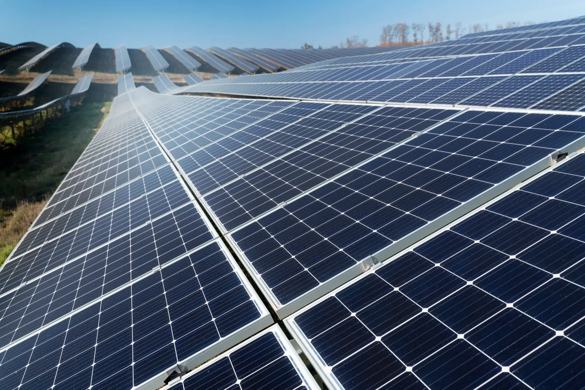 Schema del funzionamento di un impianto fotovoltaico, dal sole all'energia in casa.