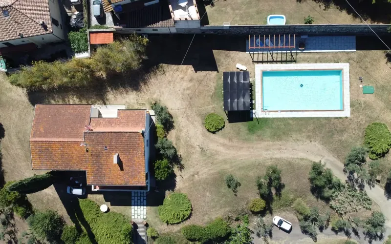 Un pannello solare che riflette un cielo azzurro e pulito, con una foglia verde in un angolo.