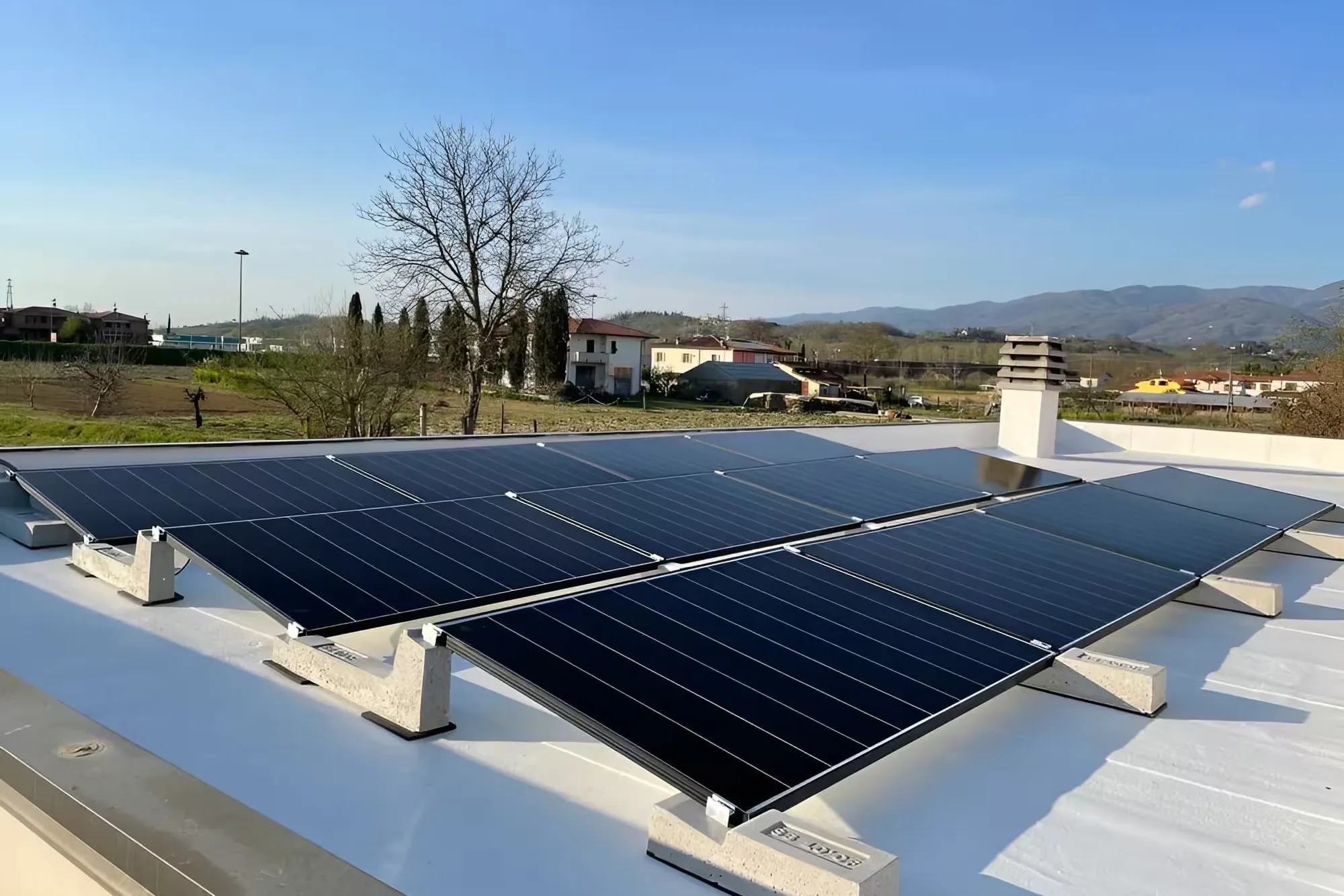 Simbolo dell'IVA al 10% accanto a un pannello fotovoltaico.