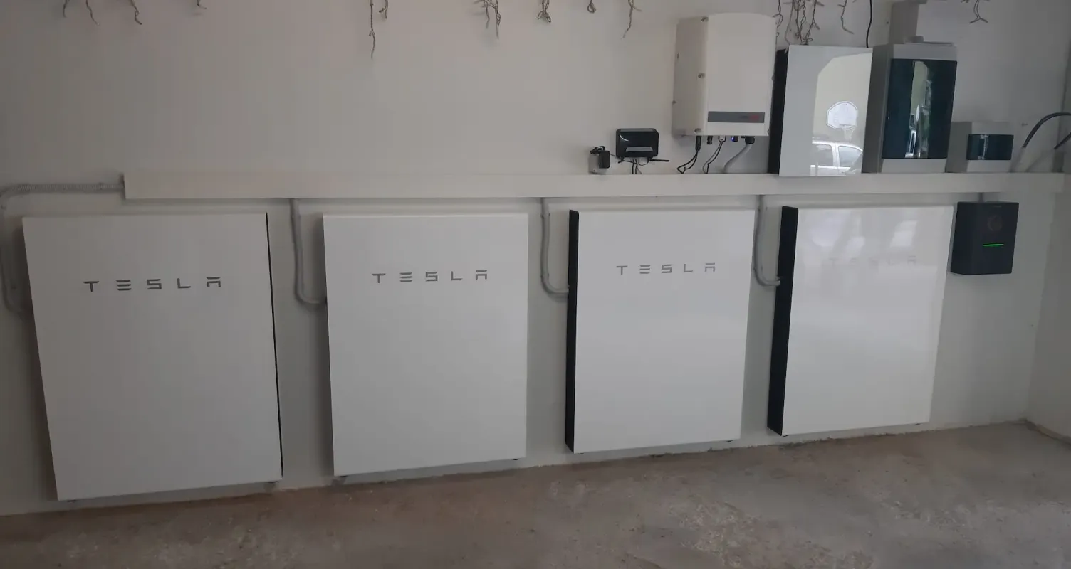 Tecnico che collega una batteria di accumulo a un inverter fotovoltaico.
