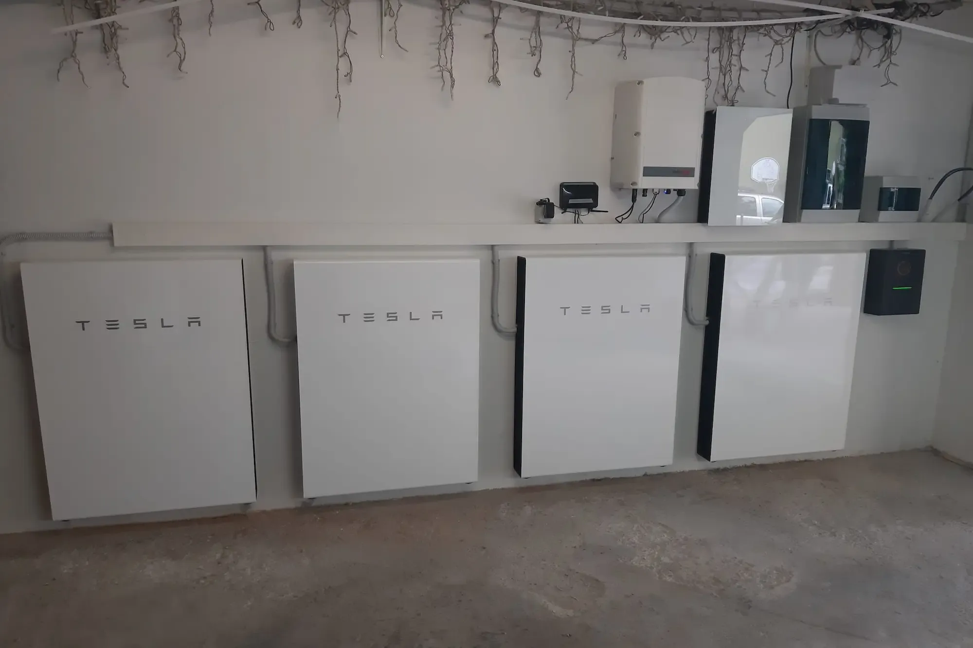 Tecnico che collega una batteria di accumulo a un inverter fotovoltaico.