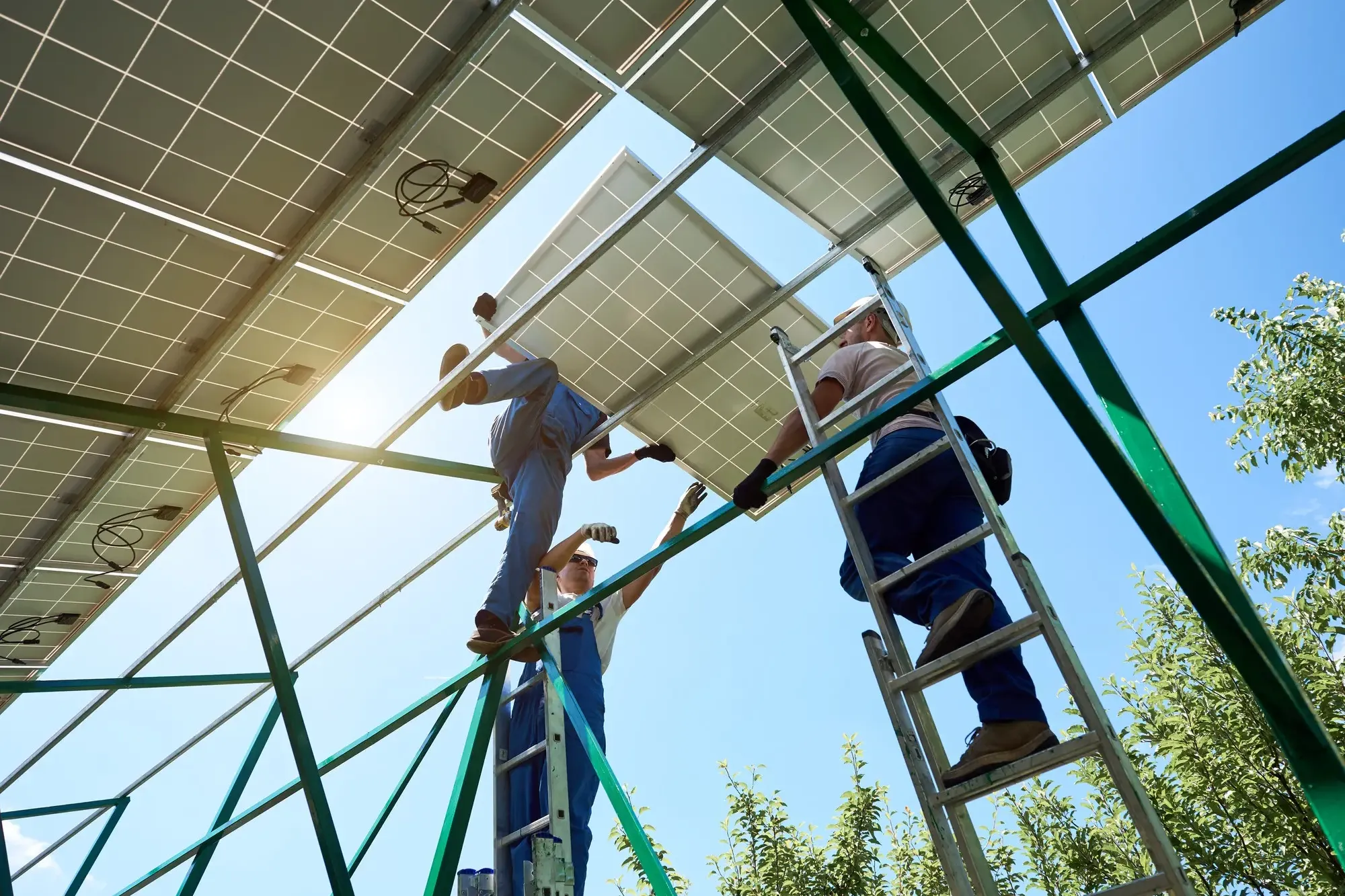Tecnici specializzati che installano pannelli fotovoltaici sul tetto di una casa.
