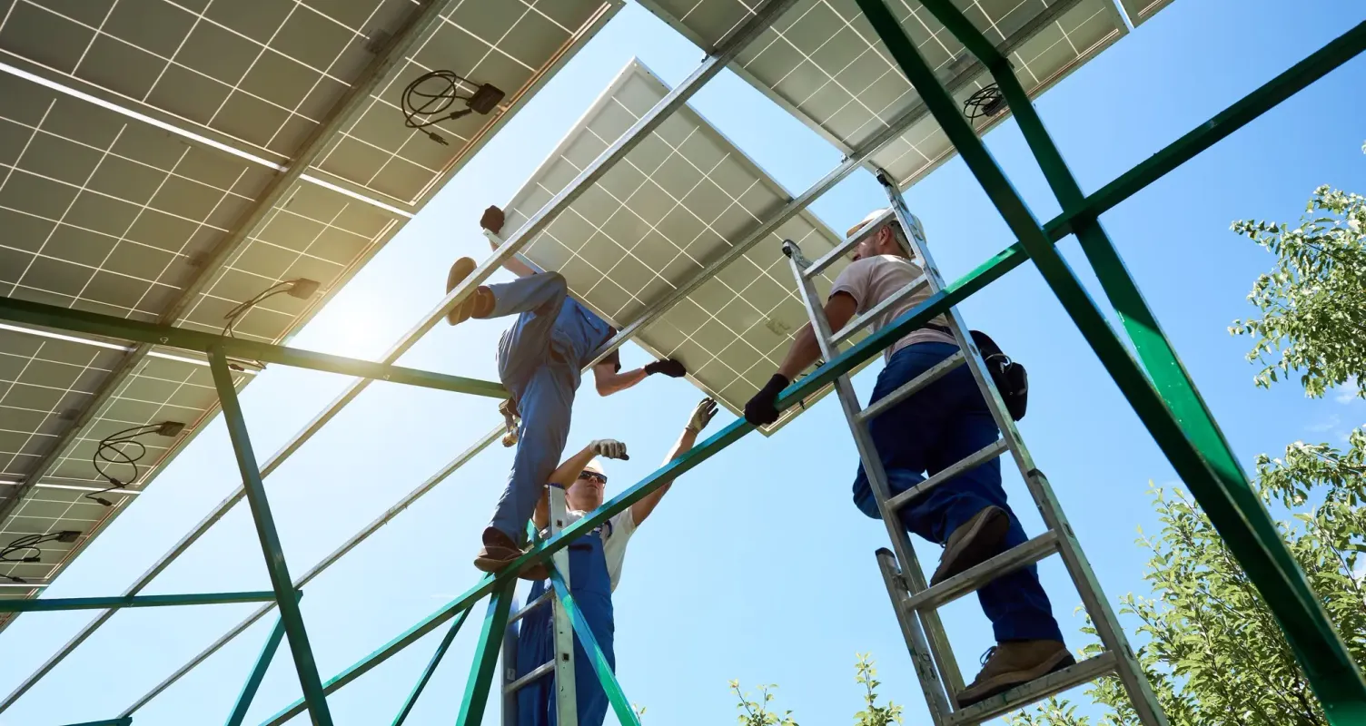 Tecnici specializzati che installano pannelli fotovoltaici sul tetto di una casa.